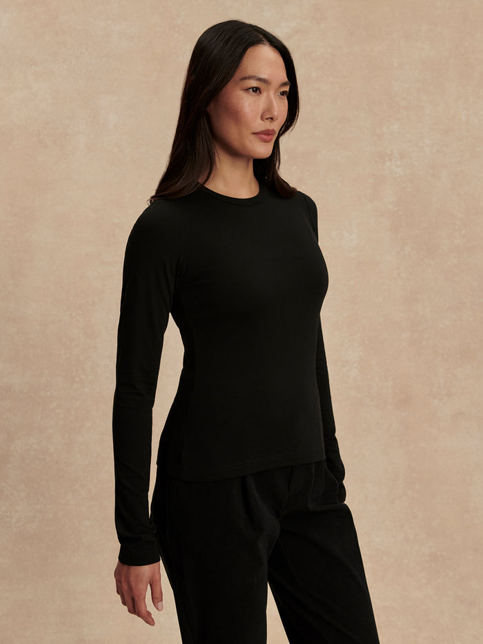 Black|Front-facing image of the Varley Edna Long Sleeve Fitted Tee in Black, a slim-fitting long-sleeve tee.