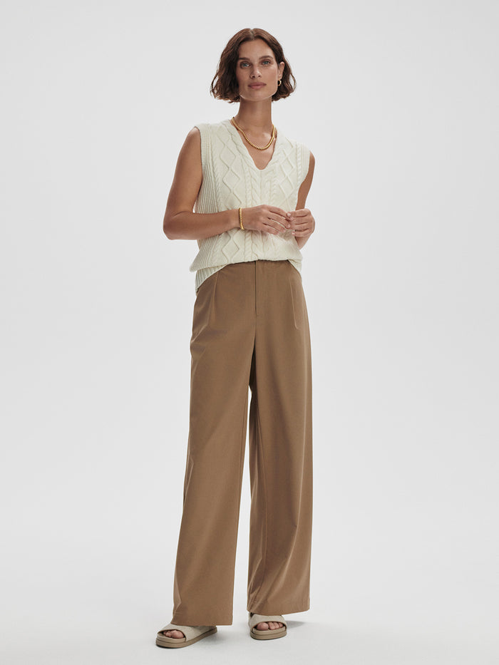 Snow White|KAY Cable Knit Vest Snow White, front view highlighting a cable-knit pattern and sleeveless silhouette in soft knit fabric.