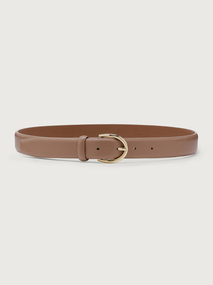 Praline|Lenai Leather Belt in Praline brown leather, front-facing product shot with brass buckle, stitched edges and smooth texture.