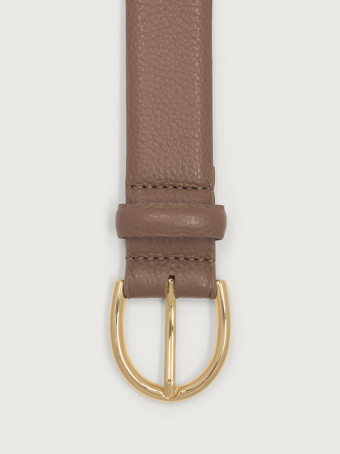 Praline|Close-up product shot of the Lenai Leather Belt in praline tan leather, featuring a gold-tone buckle and keeper loops.