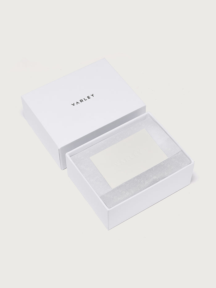 Praline|A branded gift box on a neutral background.