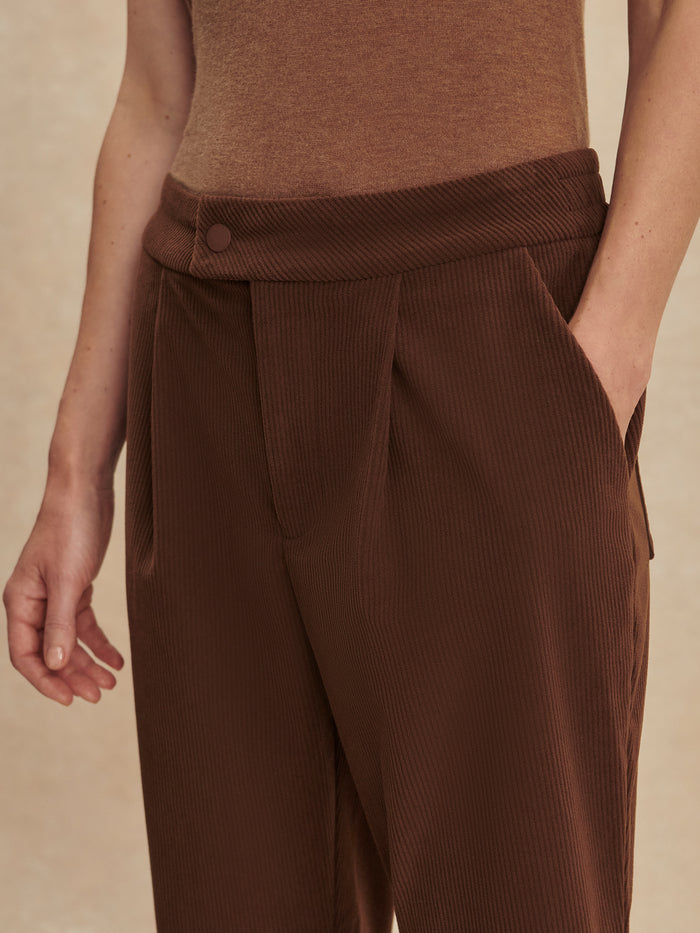Dark Toffee|NELL REG TAPERED LEG PANT in Dark Toffee, full-length pant with tapered leg silhouette.