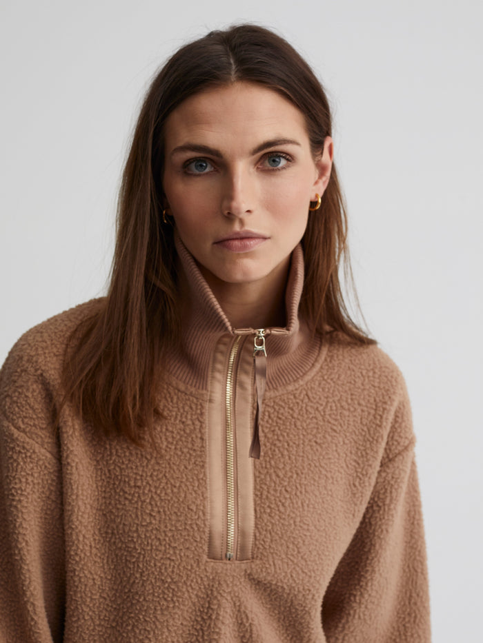 SH39_D1_ROSELLE_HALF_ZIP_FLEECE_CHANTERELLE_VAR01167_013
