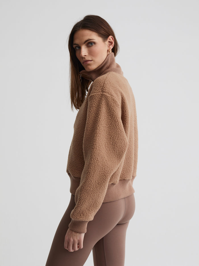 SH39_D1_ROSELLE_HALF_ZIP_FLEECE_CHANTERELLE_VAR01167_038
