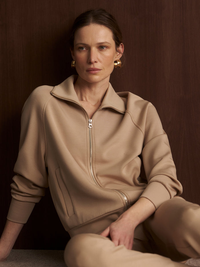 Light Taupe|Front-facing Tyde Zip Through Sweat in light taupe, crafted from DoubleSoft® fabric, with two-way zip, knitted collar and vertical welt pockets.